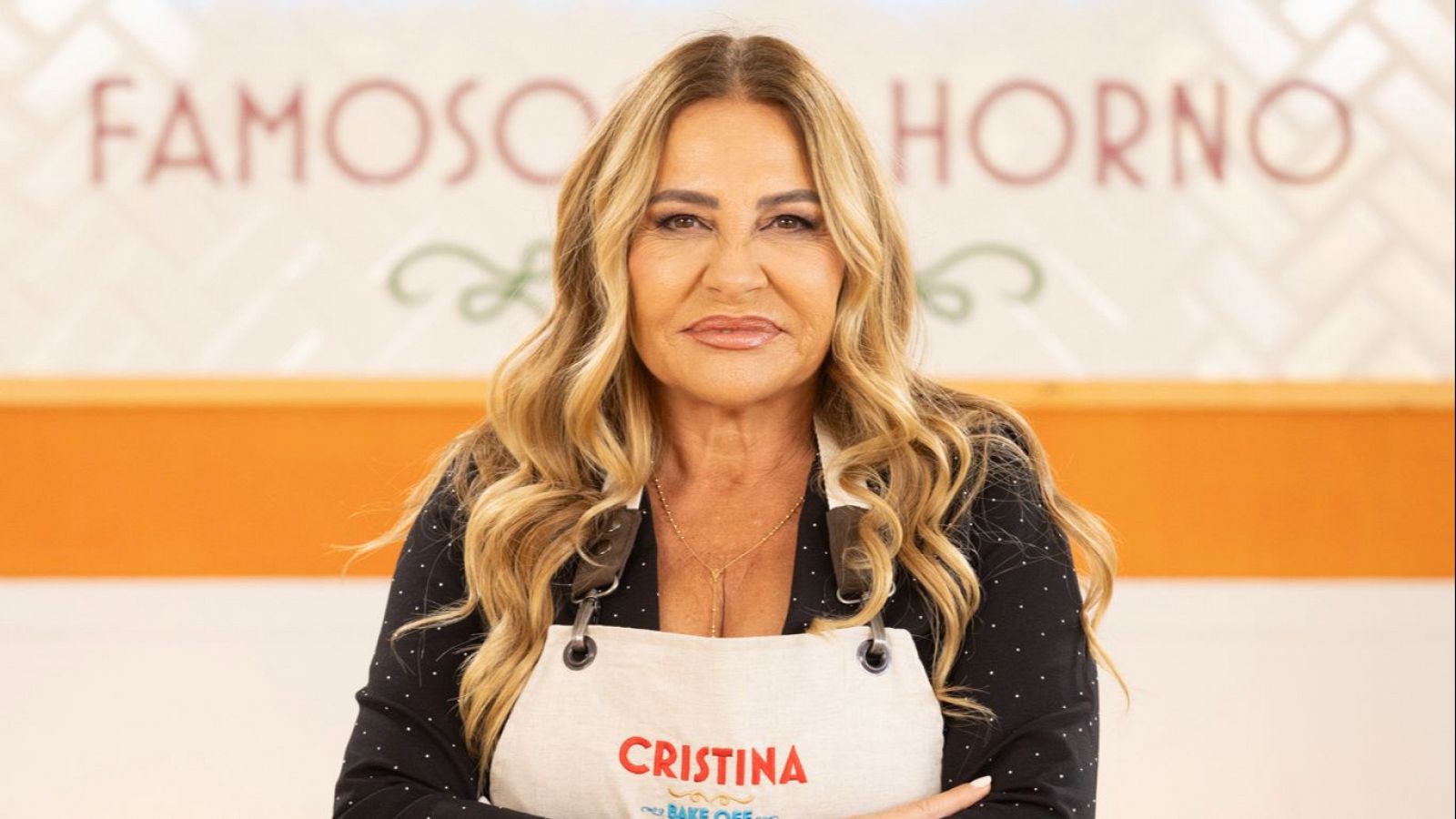 Presentadora con chaqueta negra y delantal que dice "Cristina" y "Bake Off". Fondo con decoración floral y texto "FAMOSO HORNO".