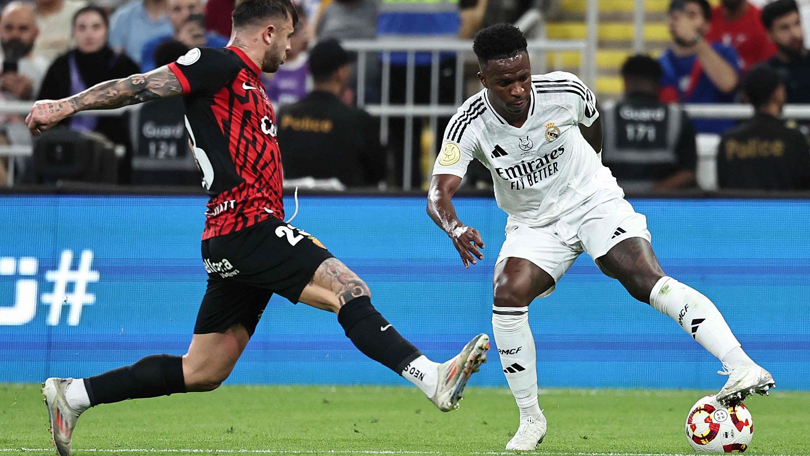 Vinicius encara a Maffeo durante la semifinal de la Supercopa de España