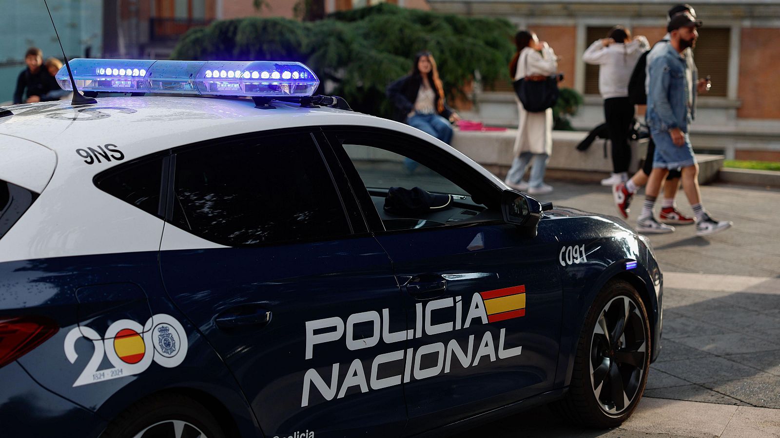 Policía Nacional y turistas