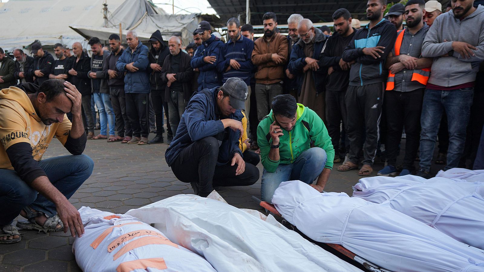 Palestinos lloran a sus familiares muertos en el bombardeo israelí de Maghazi en la Franja de Gaza,