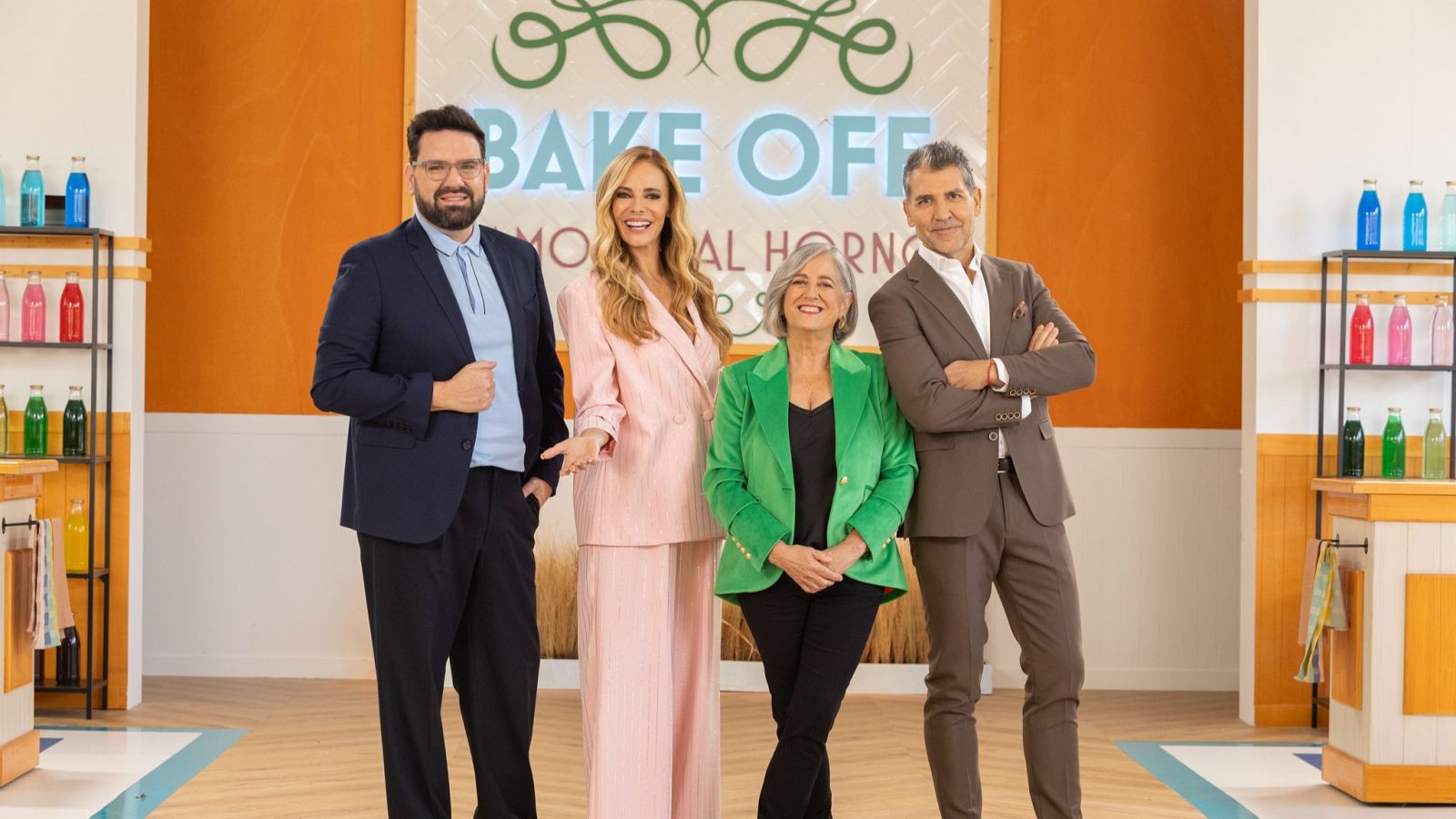 Foto promocional de los jueces de 'Bake Off: Famosos al horno'.  Se muestran en el set, vestidos de forma elegante y con expresiones amigables.