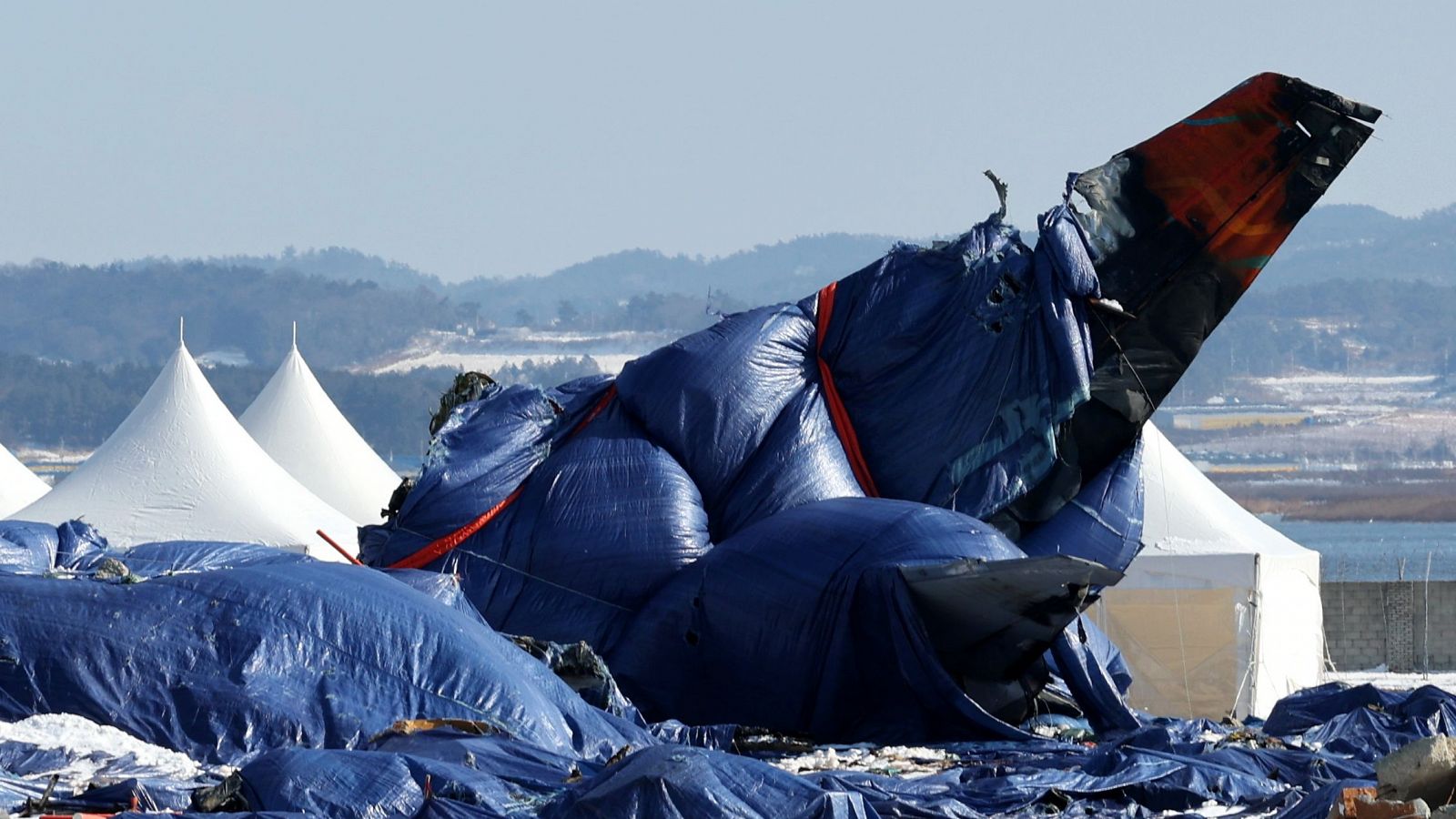 Las cajas negras del avión estrellado en Corea del Sur dejaron de grabar minutos antes del accidente