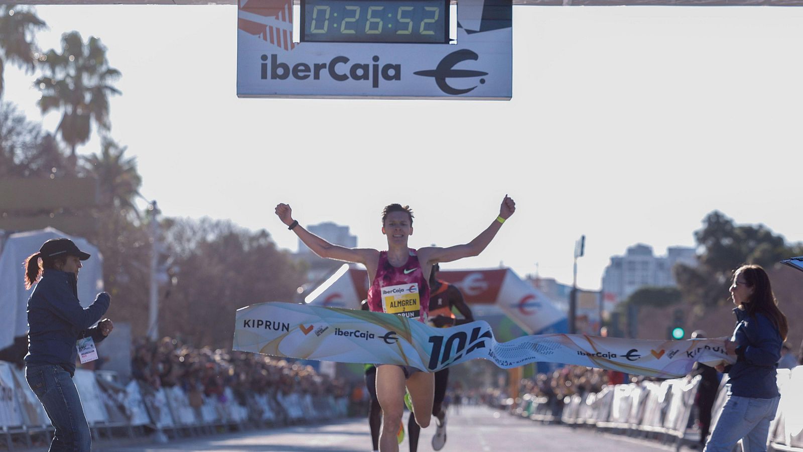 El sueco Andreas Almgren gana en Valencia y pulveriza el récord de Europa