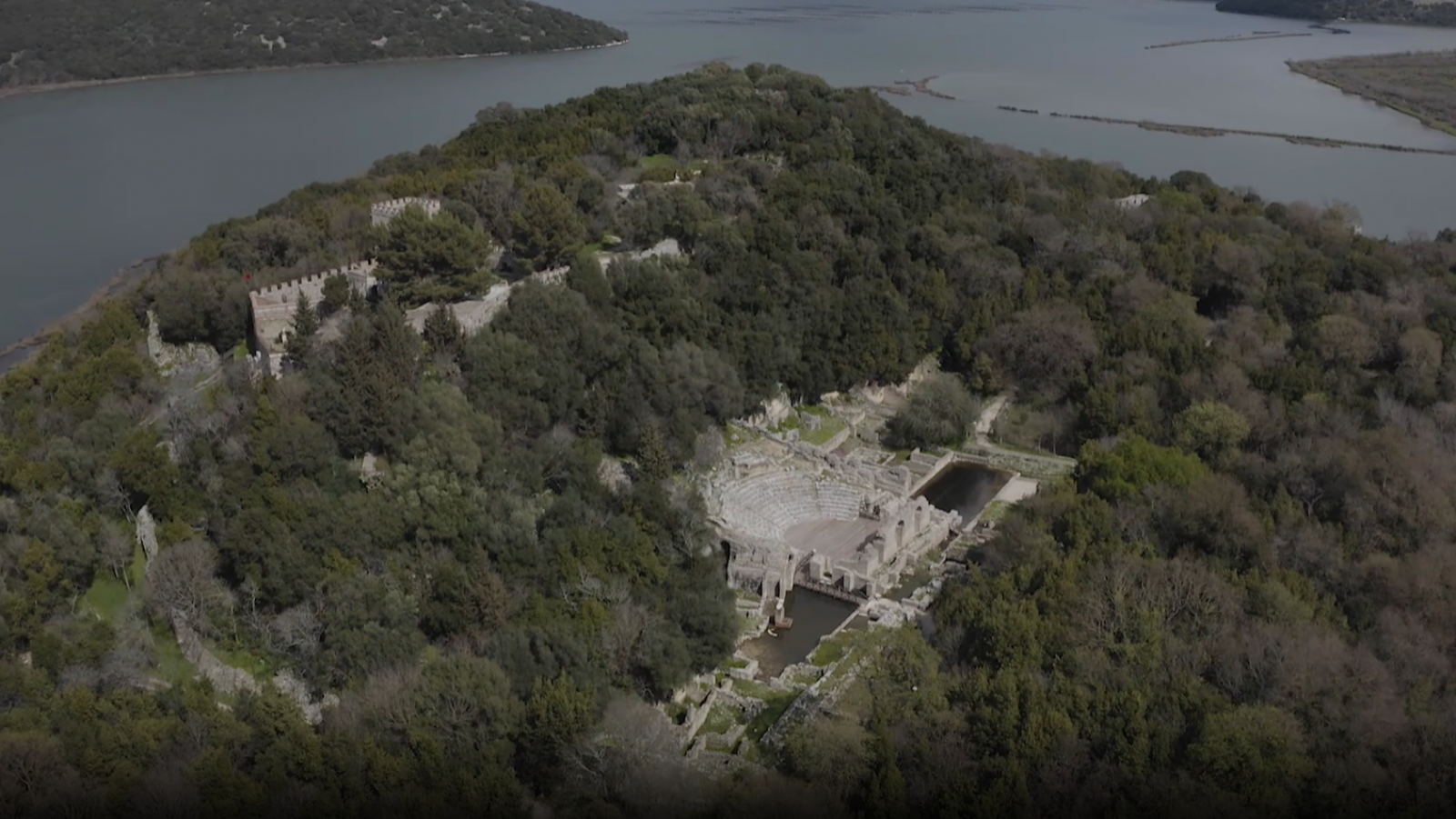 La ciutat antiga de Butrint, amb restes arqueològiques de tres civilitzacions.