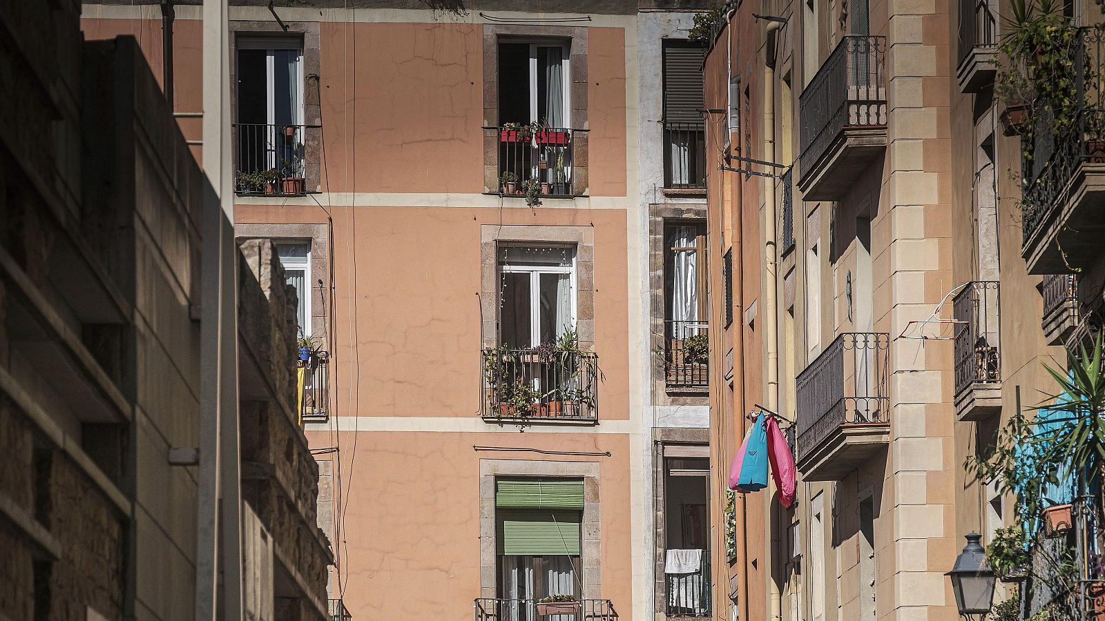 Balcons amb roba en un carrer de Barcelona | ACN