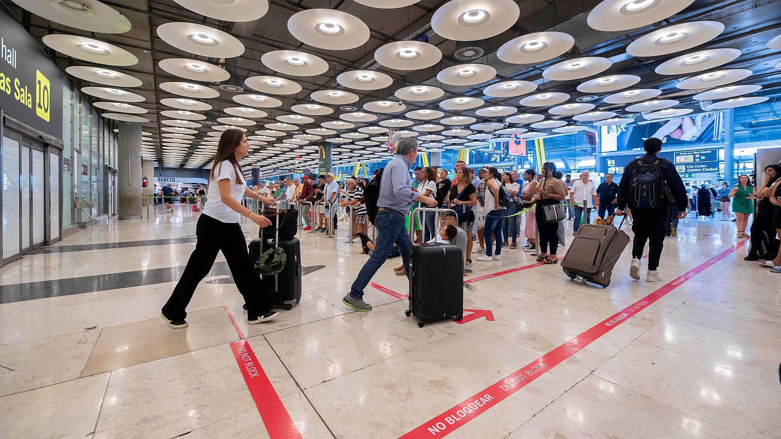 Barajas, El Prat y otros aeropuertos de Aena alcanzan récords con cerca de 370 millones de pasajeros en 2024