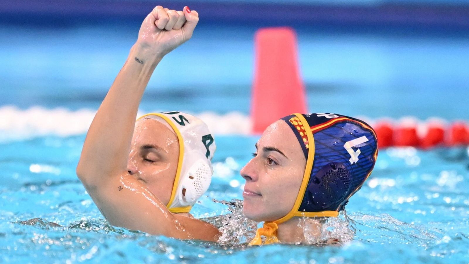 Beatriz Ortiz celebra un gol con la selección española en la final femenina de waterpolo en los Juegos Olímpicos de París 2024