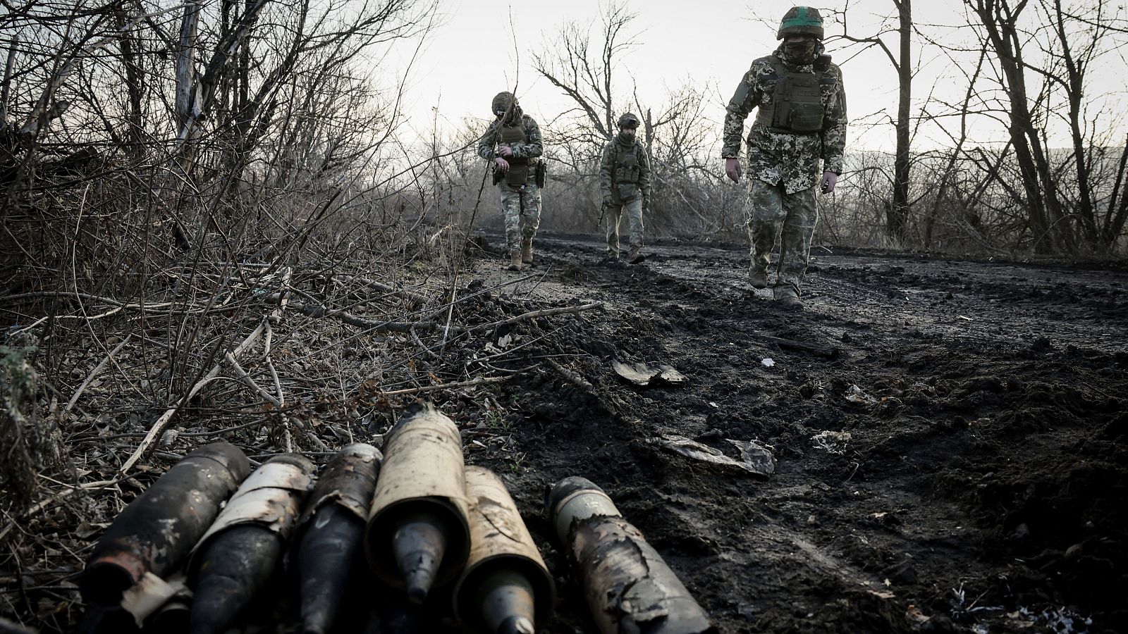 Militares ucranianos recogen municiones dañadas en la carretera en primera línea cerca de la ciudad de Chasiv Yar, en la región de Donetsk