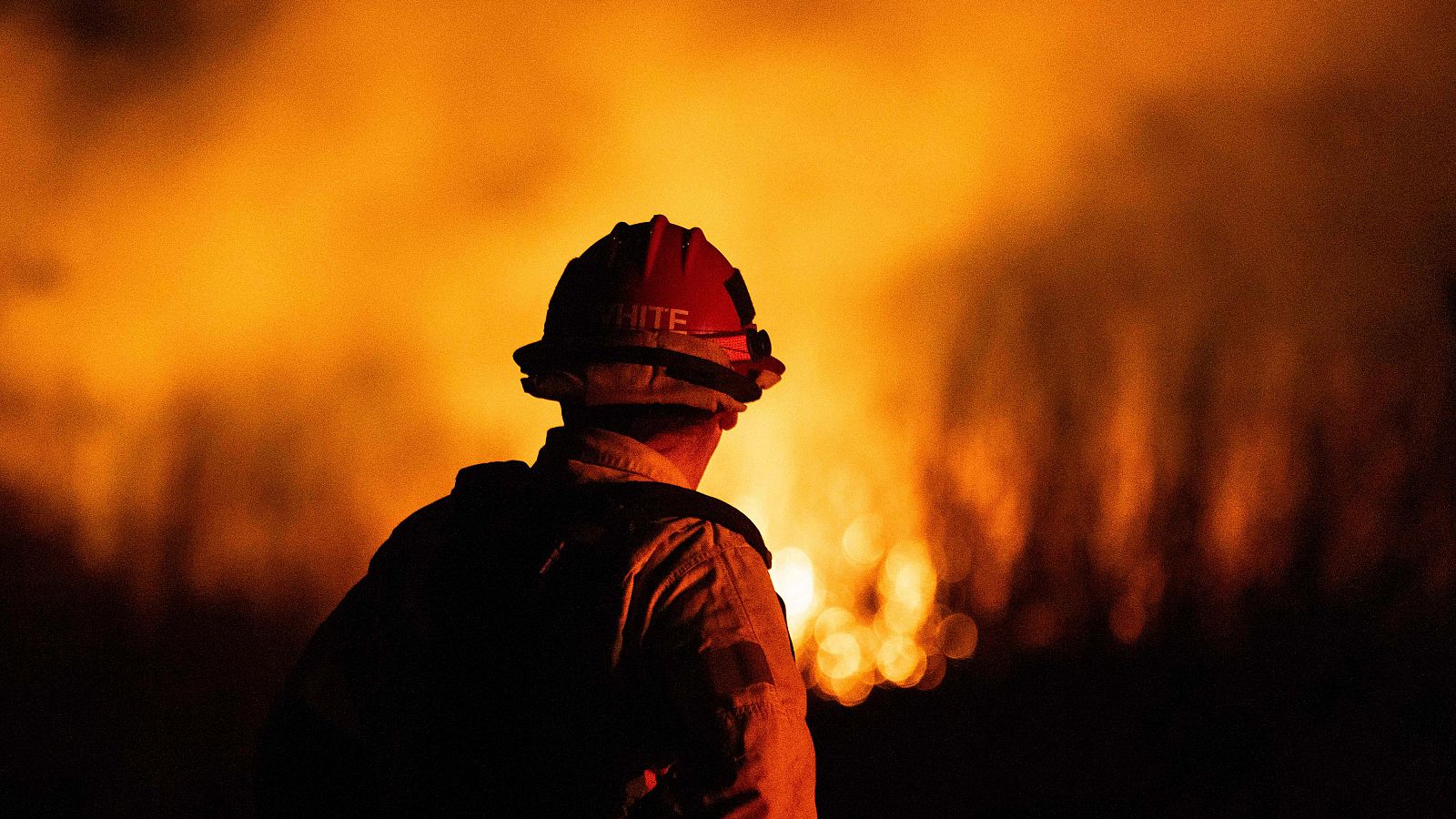 Un bombero vigila la propagación del incendio en Oxnard, al noroeste de Los Ángeles, en California