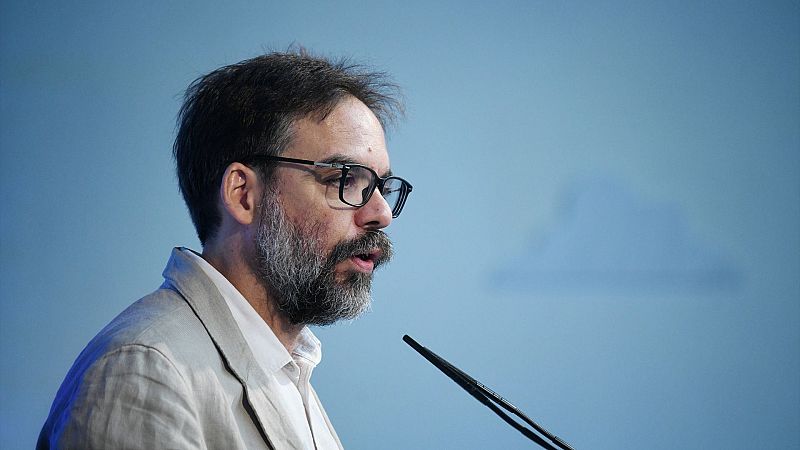 Álvaro Fernández Heredia, presidente de Renfe, en una declaración pública.  Viste camisa blanca y chaqueta clara, con gafas.  Micrófono visible.