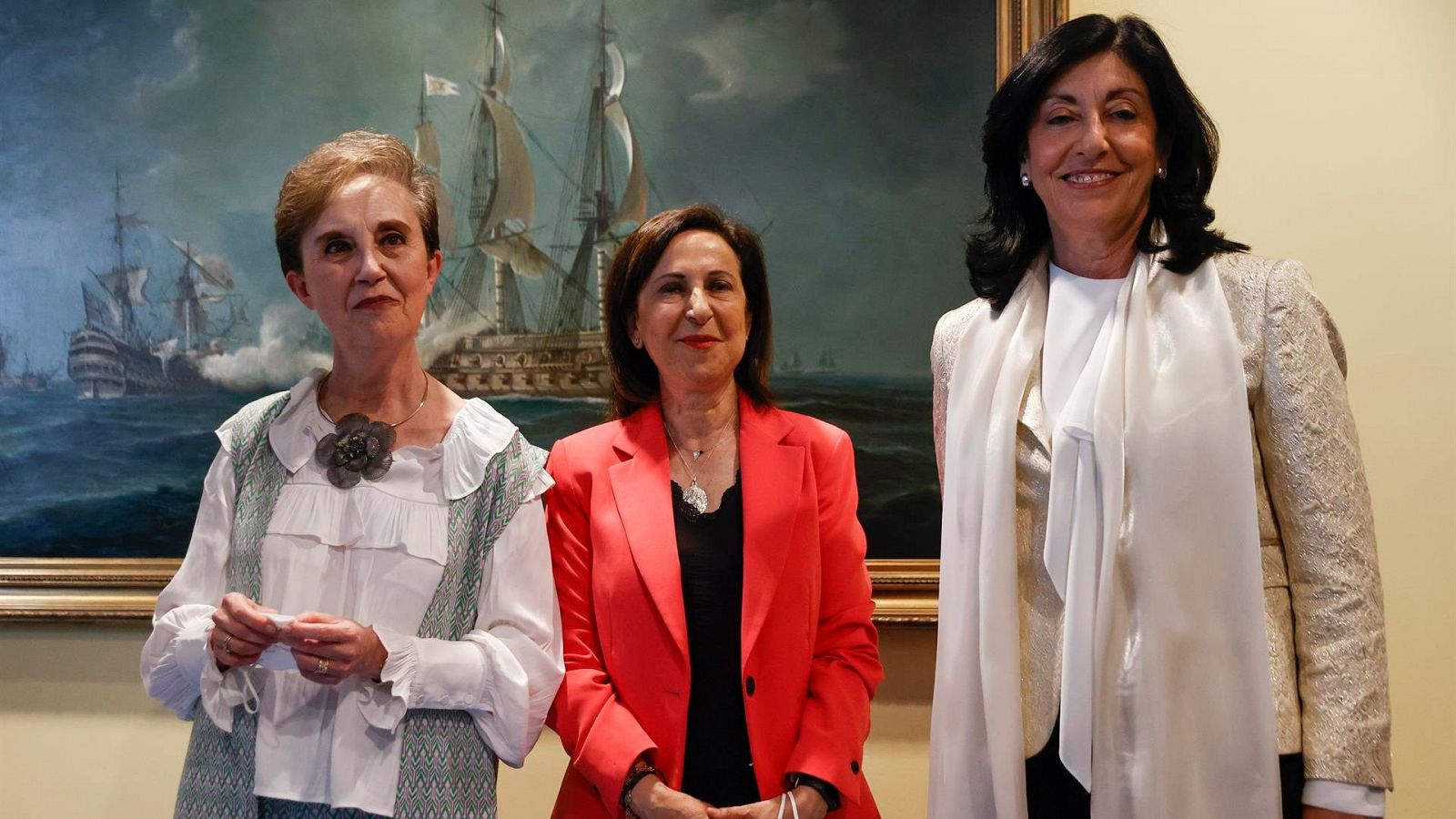 La ministra de Defensa, Margarita Robles (c), junto a la directora del CNI, Esperanza Casteleiro (d), y a la anterior directora, Paz Esteban (i) en una imagen de archivo.