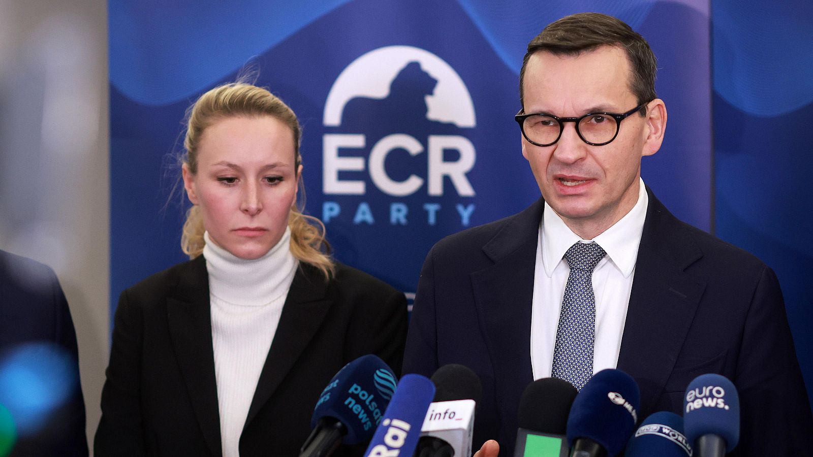 El ex primer ministro polaco Mateusz Morawiecki habla junto a la eurodiputada francesa Marion Marechal Le Pen durante una conferencia de prensa después de su elección como nuevo presidente del Grupo de Conservadores y Reformistas Europeos