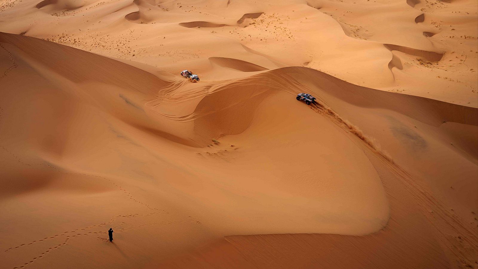 Tres coches del rally Dakar entre las dunas del desierto. Sigue las etapas en RTVE