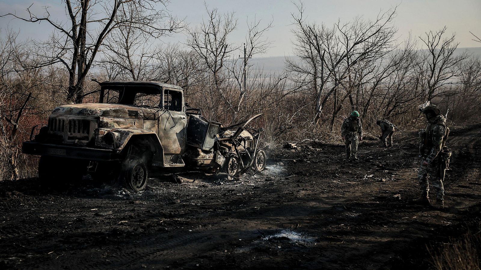 Militares ucranianos recogen municiones dañadas en la carretera en la línea del frente cerca de la ciudad de Chasiv Yar, en la región de Donetsk