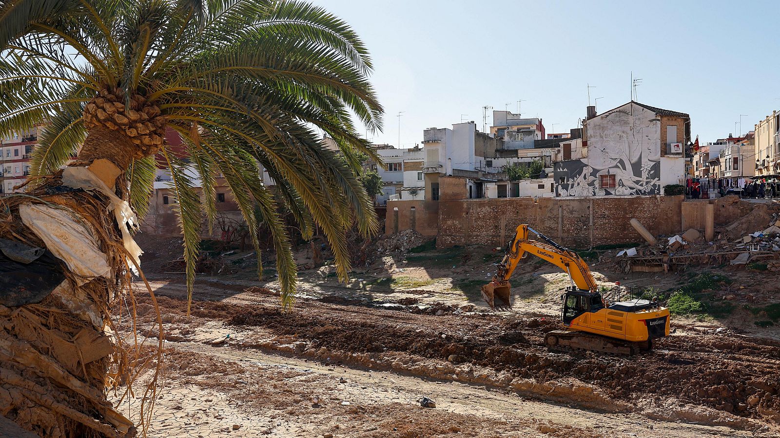  Vista general de los trabajos de limpieza en el barranco del Poyo a su paso por Paiporta la semana pasada