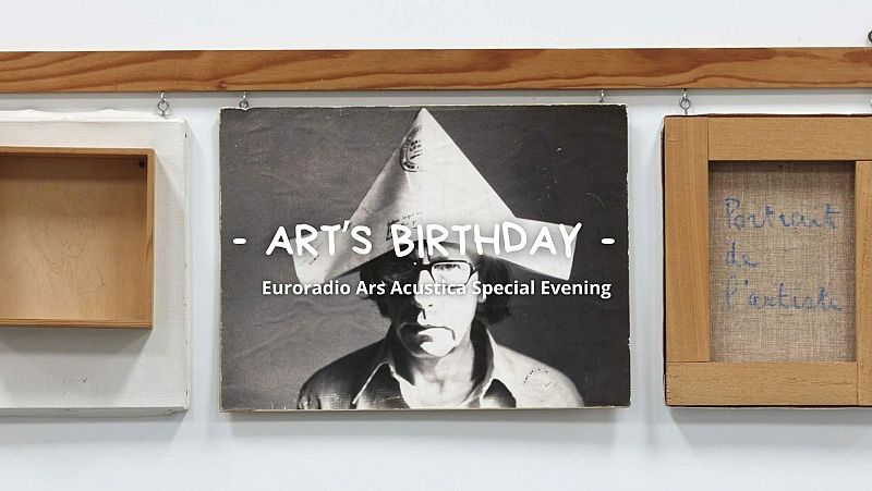 Tres piezas colgadas muestran un marco, un póster con una figura con gorro de fiesta y la frase 'Art's Birthday', y un cuadro con la inscripción 'Portrait de l'artiste'.