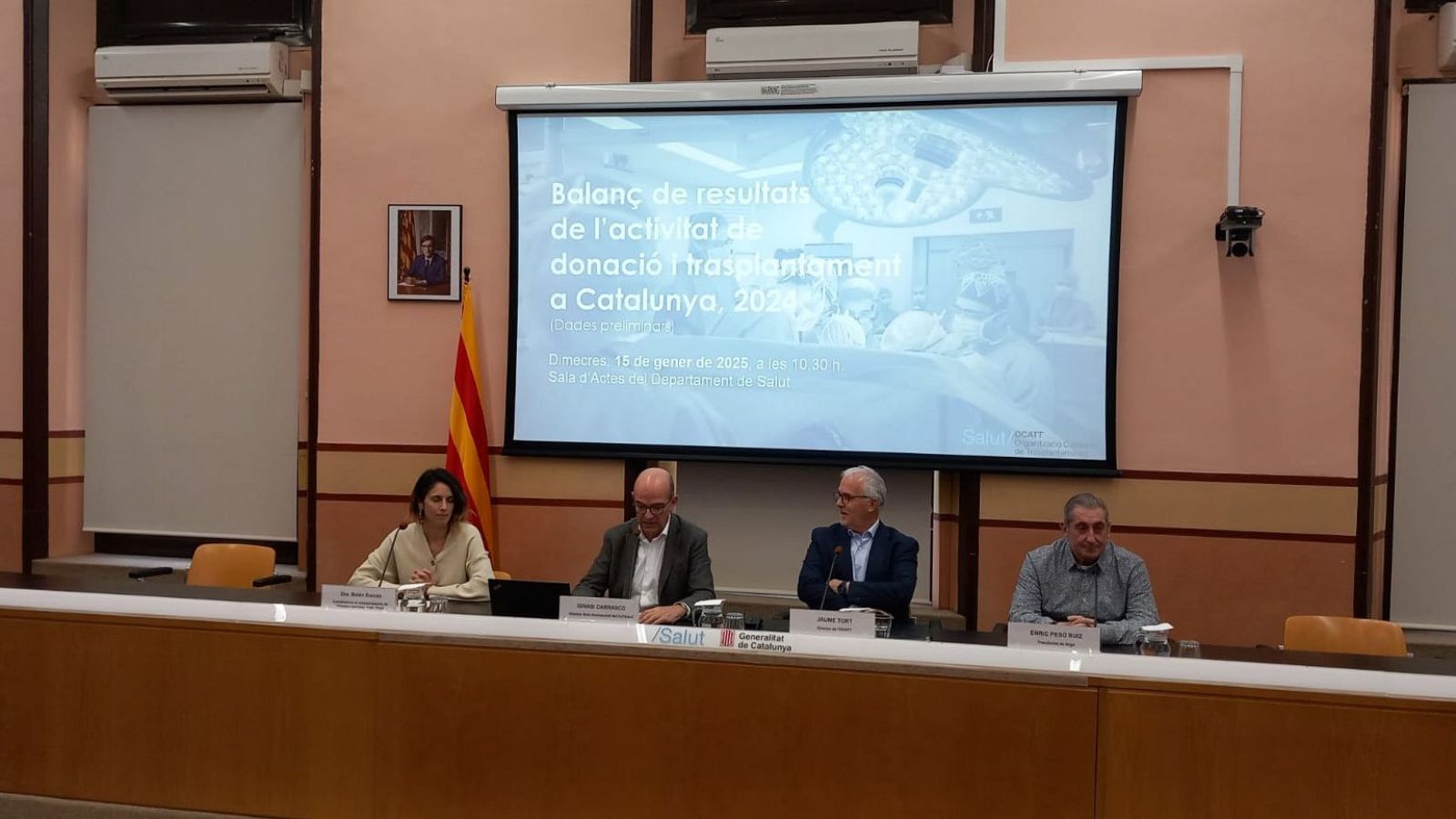 Presentación de resultados de donación y trasplantes en Cataluña (2024). Cuatro personas analizan datos en una sala de conferencias el 15 de enero de 2025.