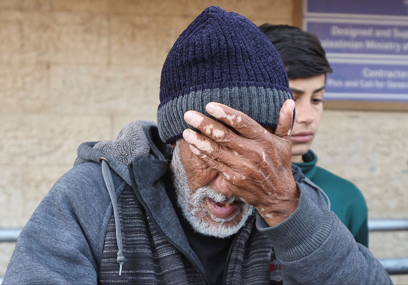 Alto el fuego en Gaza: Un hombre llora a sus familiares muertos en una ataque israelí