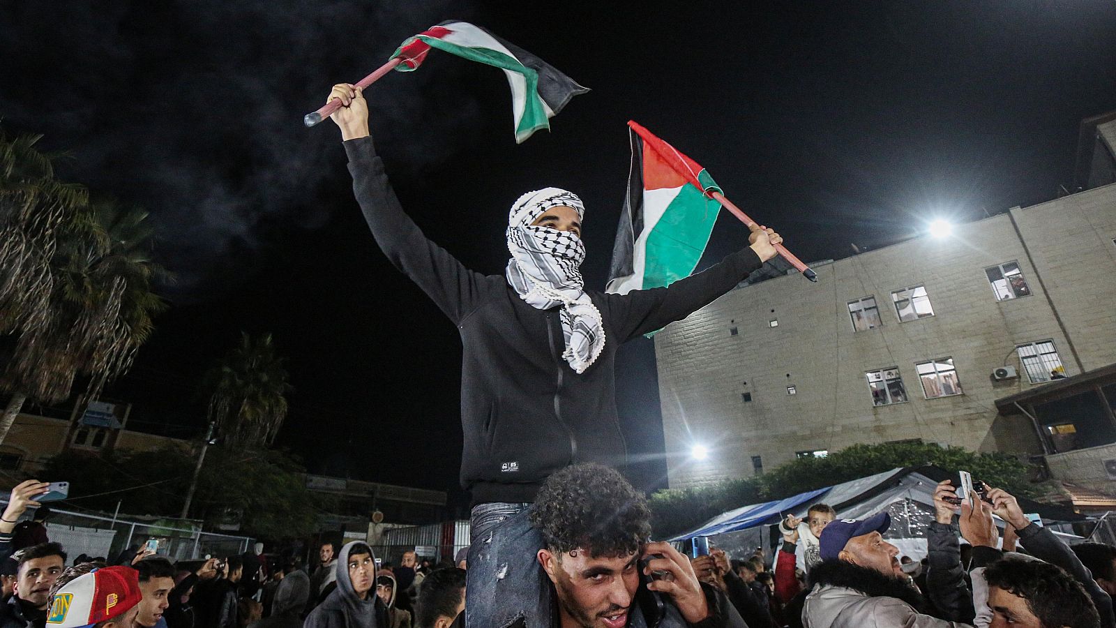 Palestinos celebran la noticia de un acuerdo de alto el fuego con Israel en Deir al Balah, en el centro de la Franja de Gaza