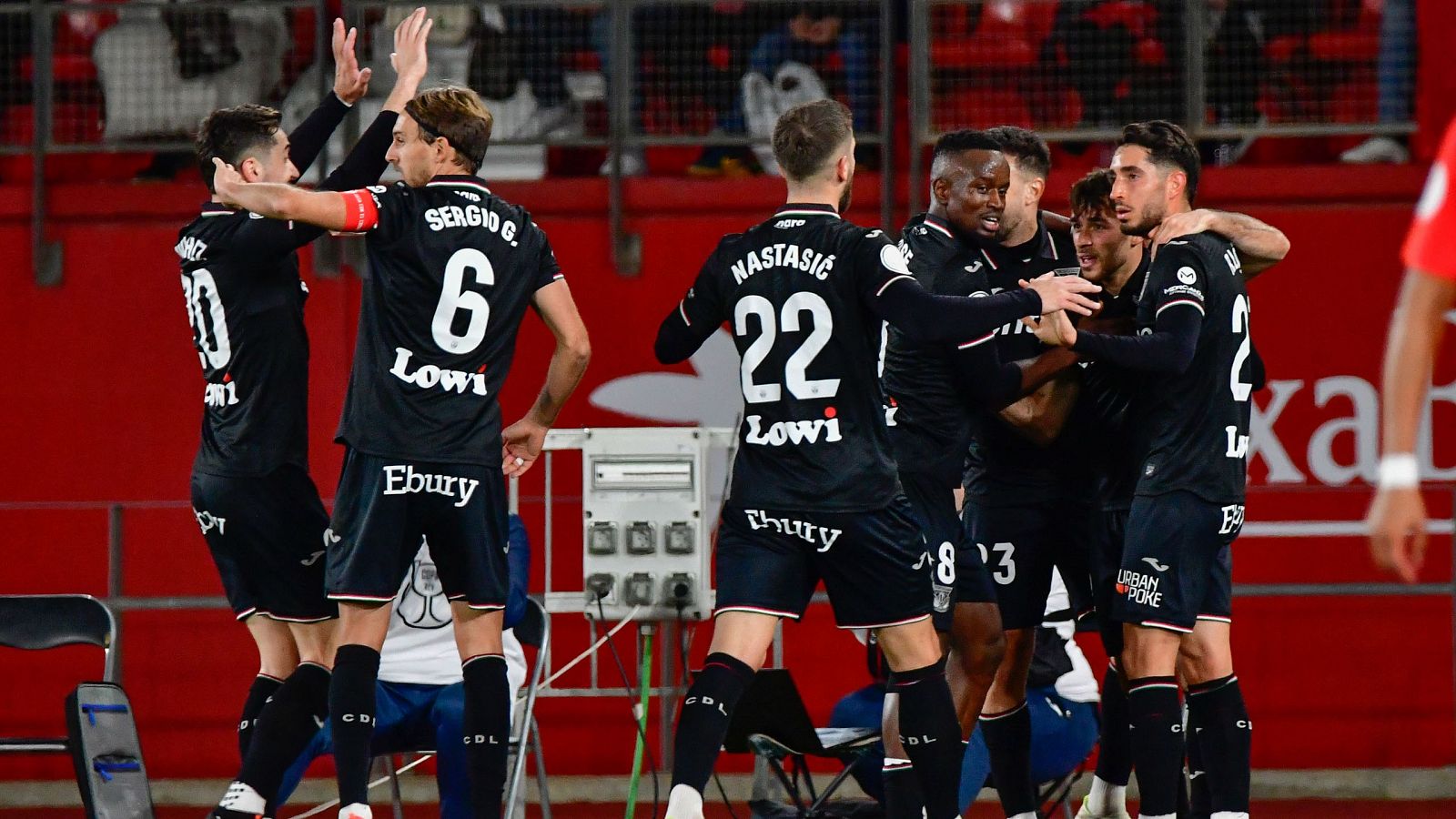 El Almería celebra el gol de Altimira