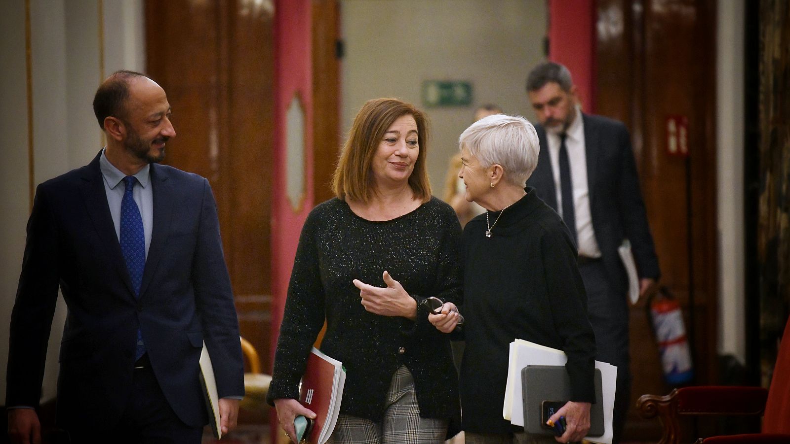 La presidenta del Congrés, Francina Armengol, acompanyada de la secretaria segunda de la Mesa, Isaura Leal, i el vicepresidente primer de la Mesa, Alfonso Rodríguez Gómez