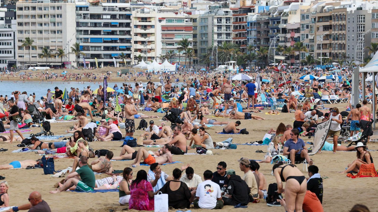 Año nuevo en la playa de Las Canteras, en Las Palmas de Gran Canaria