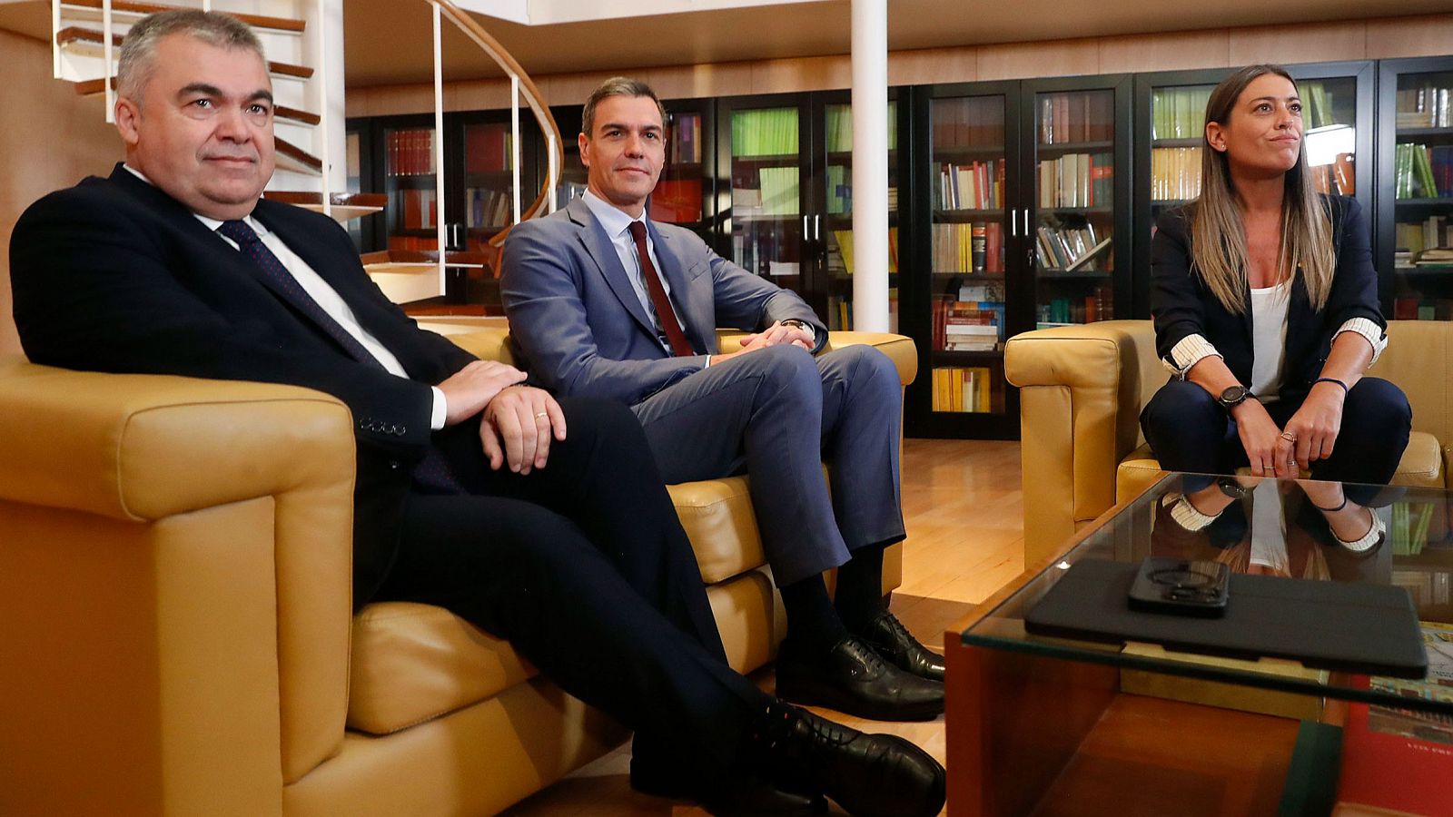 Pedro Sánchez, Santos Cerdán y Míriam Nogueras durante la negociación de los acuerdos de investidura en 2023