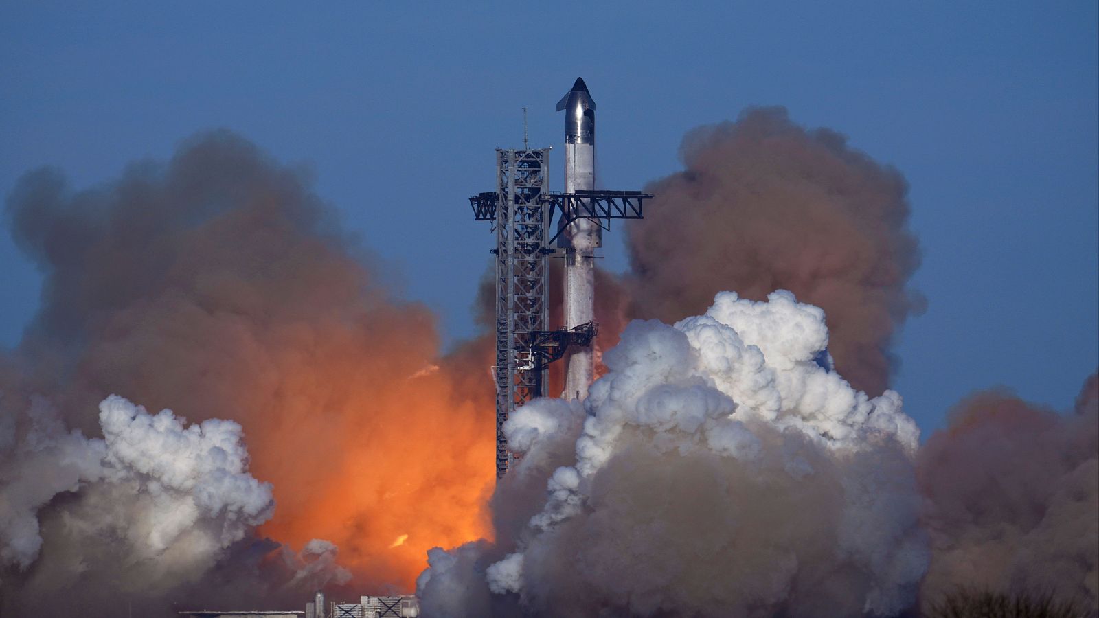 El megacohete Starship de SpaceX despega desde Starbase en Boca Chica, Texas