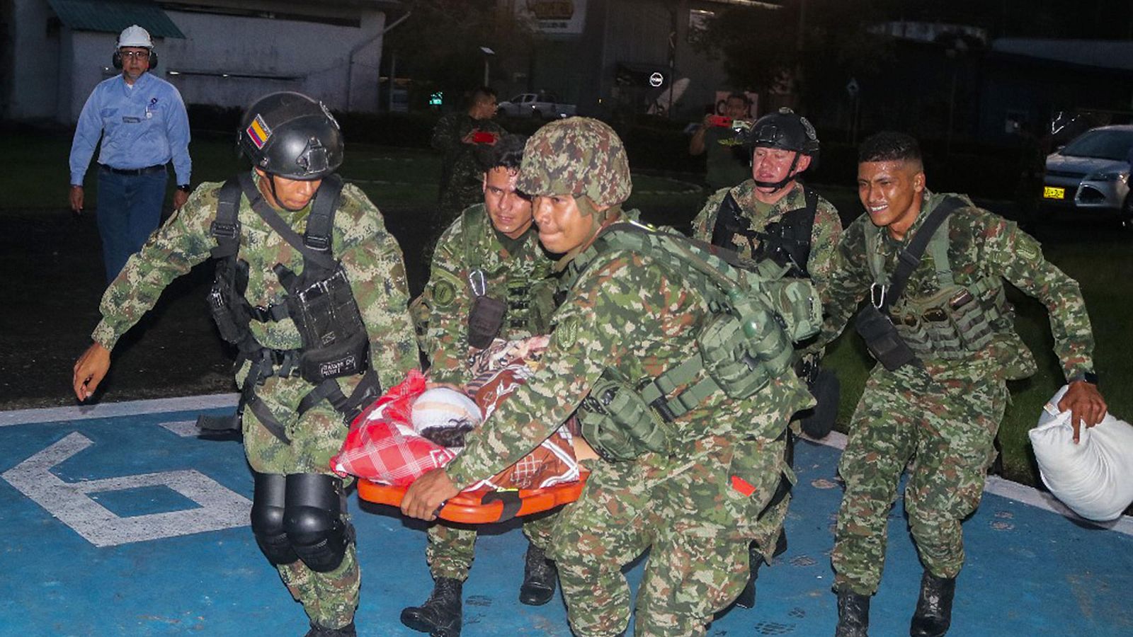 El Ejército Nacional de Colombia traslada en una camilla a una víctima de los enfrentamientos en el Catatumbo