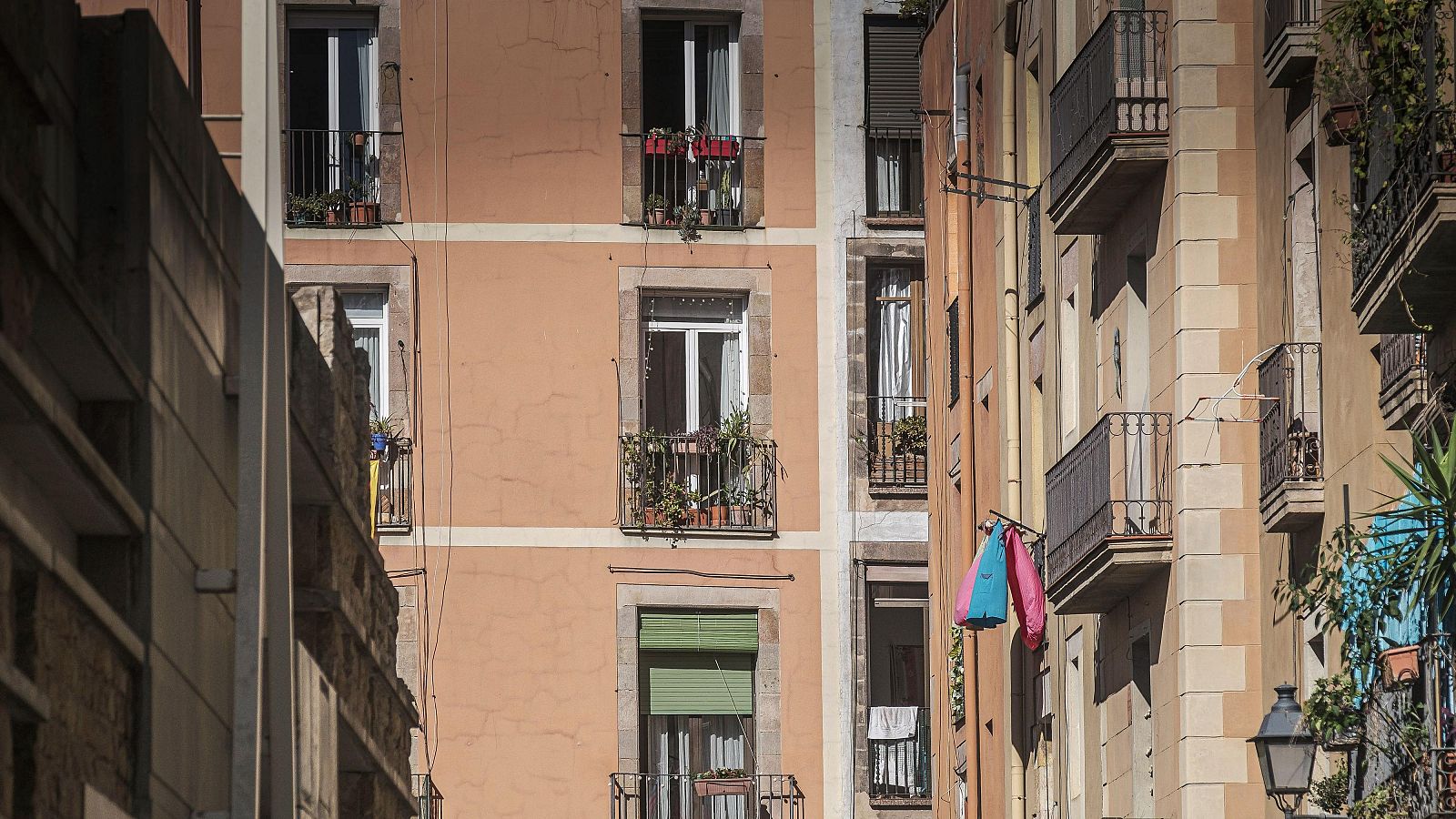 Balcons amb roba en un carrer de Barcelona (ACN | Jordi Borràs)