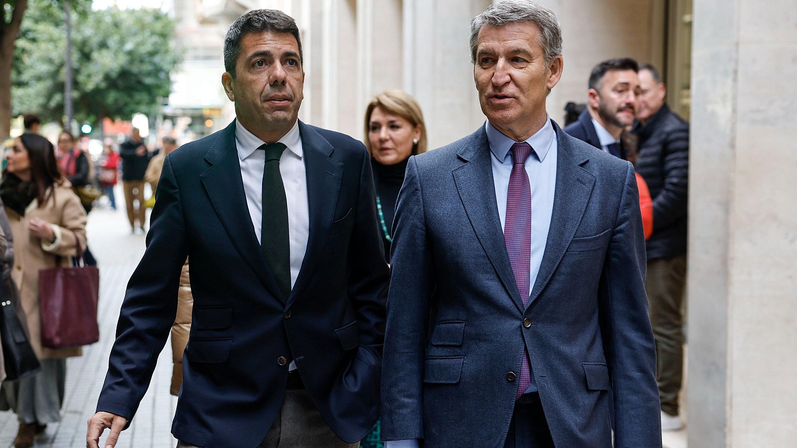 El presidente del PP, Alberto Núñez Feijóo (derecha) junto al president de la Generalitat valenciana, Carlos Mazón (izquierda), este lunes en Valencia