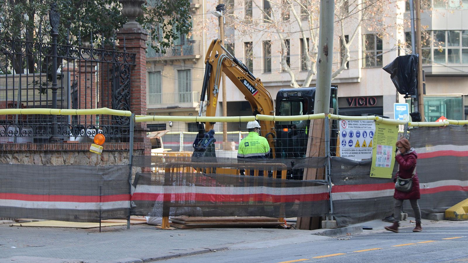 Una grua treballant en les obres de l'L8, que tallen el carrer Urgell entre Rosselló i Còrsega | ACN