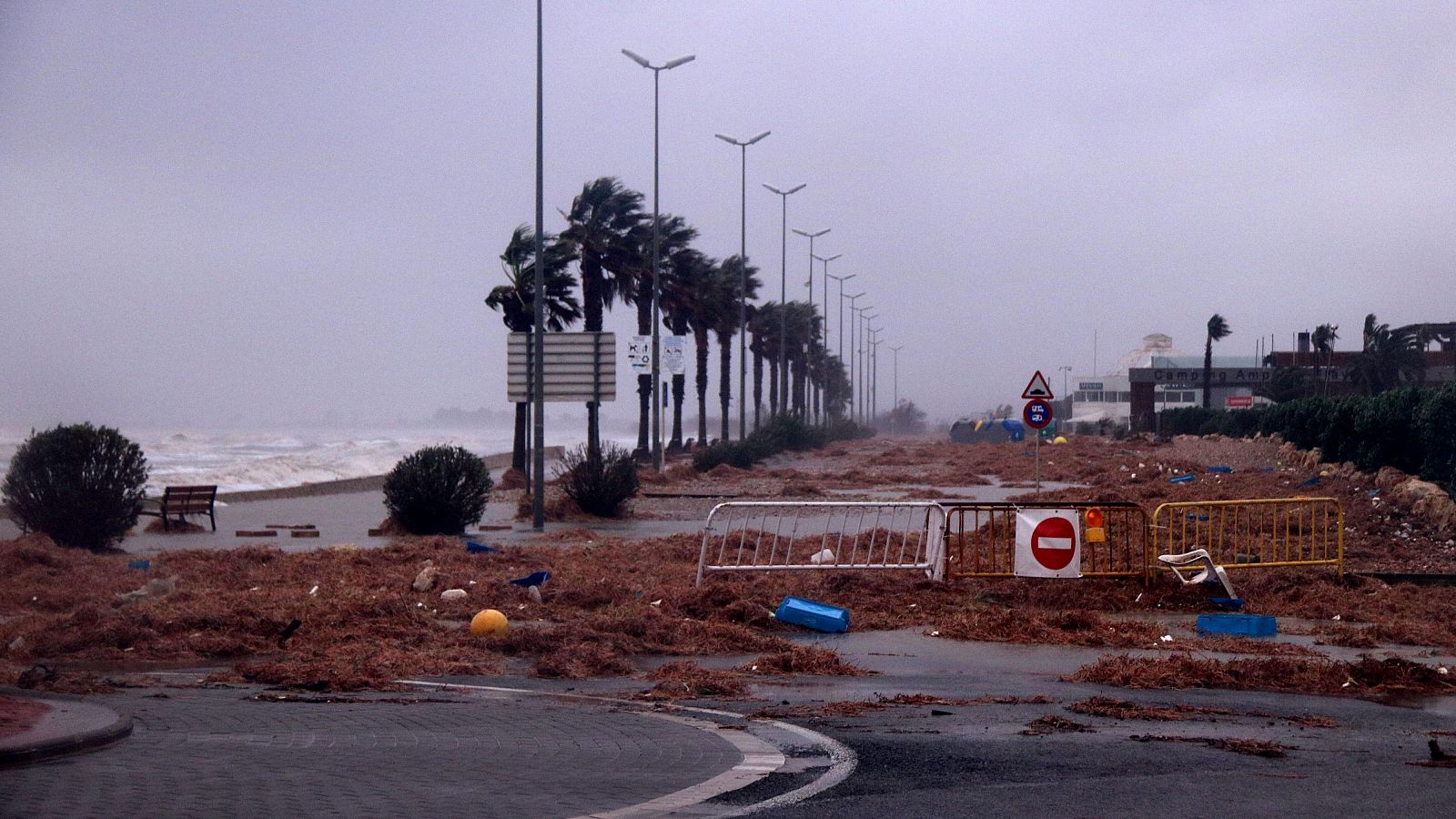 Daños en paseo marítimo por fuerte oleaje y restos arrastrados por el temporal: algas,  objetos y vallas caídas.