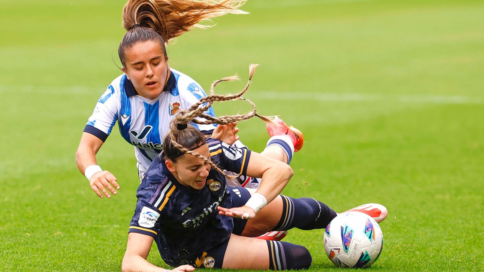 La delantera del Real Madrid Athenea del Castillo (d) disputa el balón ante Izarne Sarasola (i), defensa de la Real Sociedad, durante el partido de la pasada temporada de la Primera División Femenina disputado en Zubieta (San Sebastián)