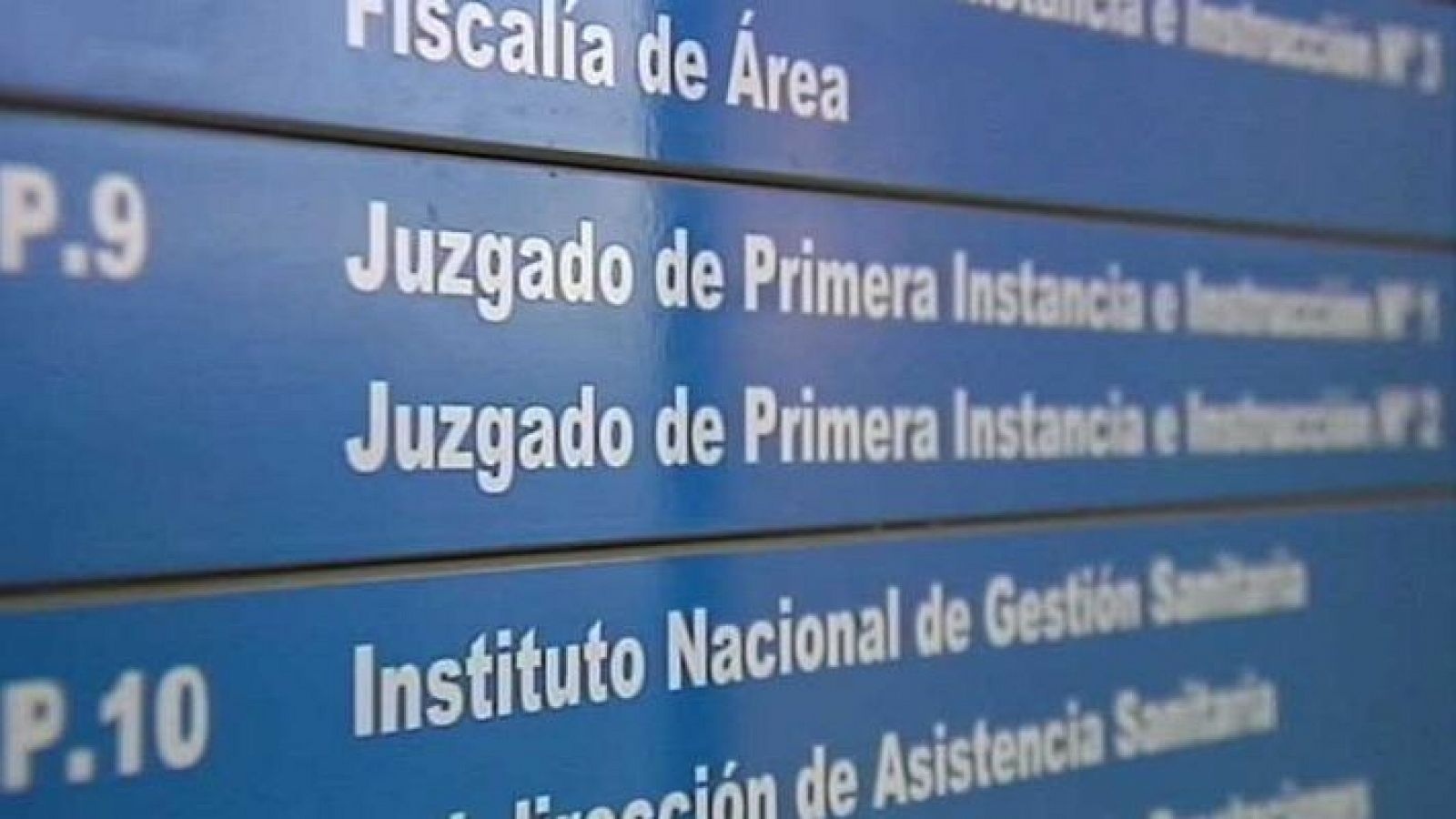 Directorio azul con la ubicación de la Fiscalía de Área, Juzgados de Primera Instancia e Instrucción (P.9 y Nº2), Instituto Nacional de Gestión Sanitaria y Dirección de Asistencia Sanitaria.