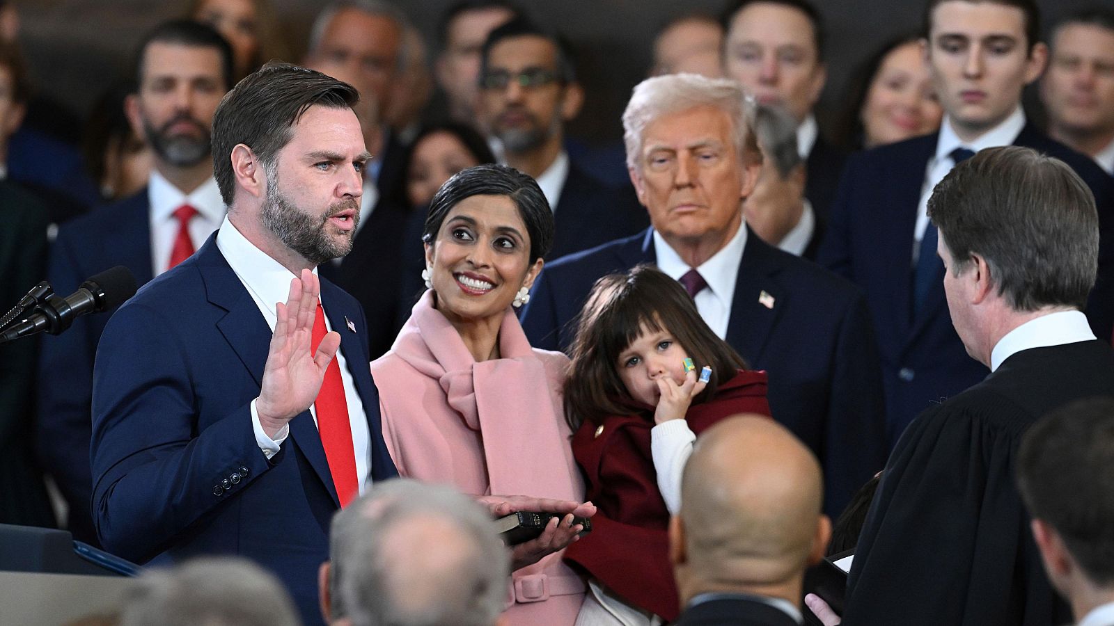 J.D. Vance jura el cargo y toma posesión como vicepresidente de los Estados Unidos