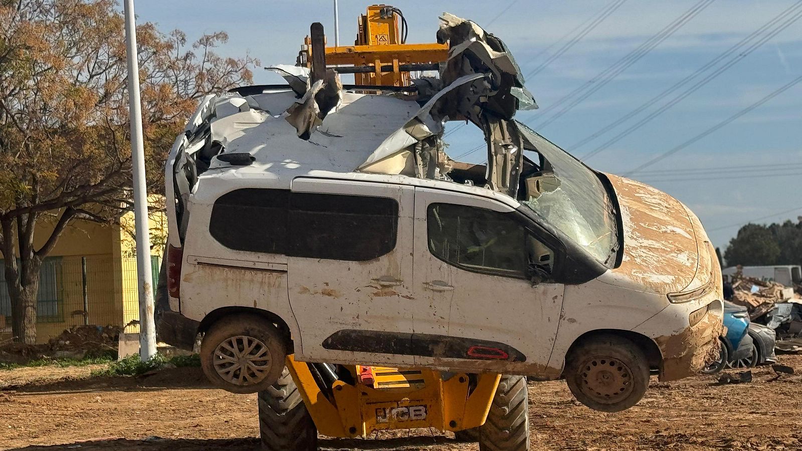 Retirada de coche de las zonas afectadas por la dana