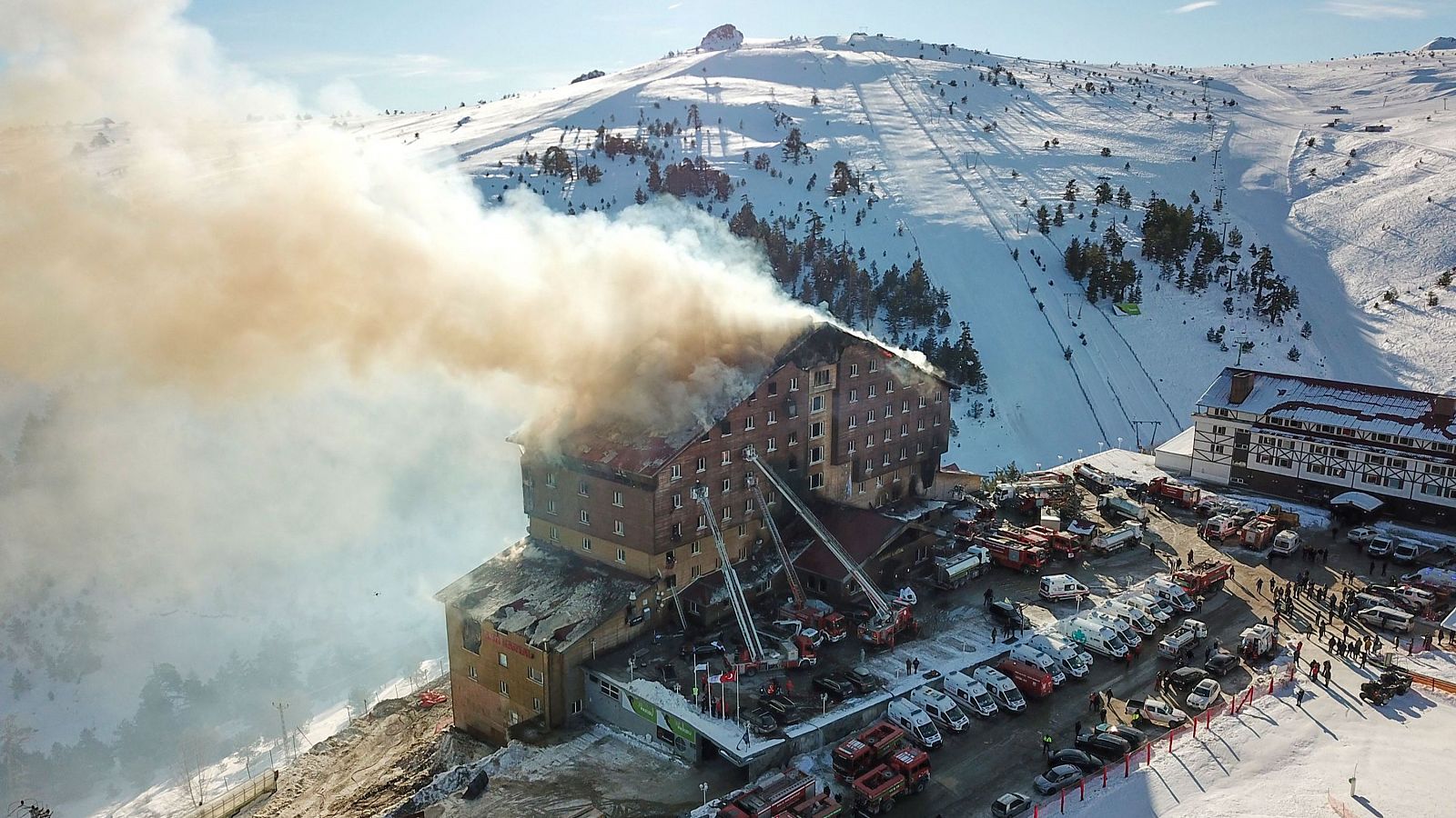 Bomberos apagan las llamas del incendio producido en el hotel de la estación de esquí de Bolu, Turquía