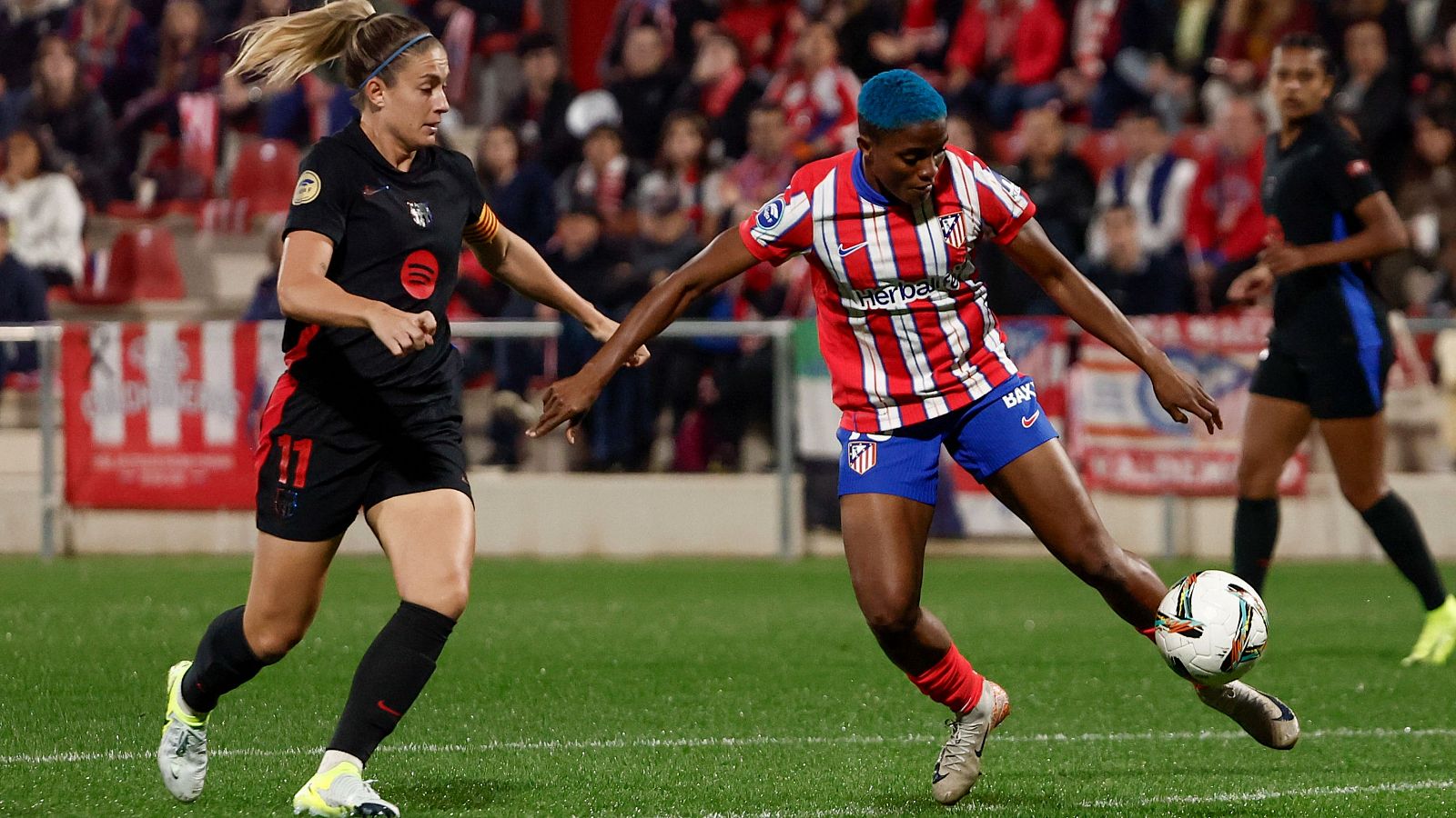 Alexia Putellas y Rasheedat Ajibade en el Atlético - Barcelona