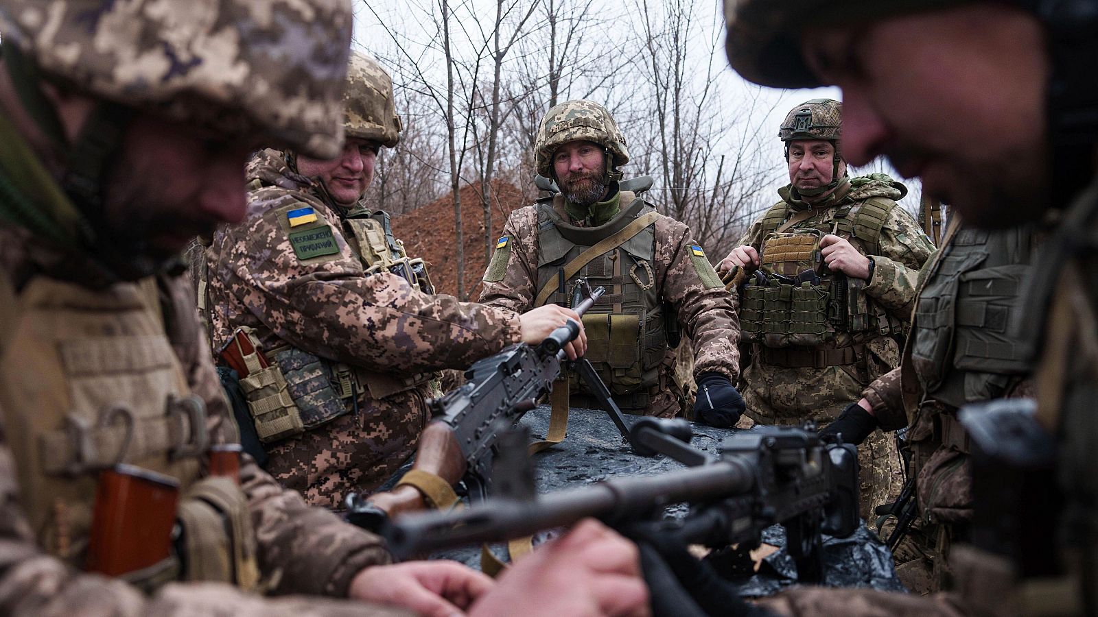 Soldados ucranianos de la 24ª brigada mecanizada descansan tras realizar un entrenamiento en la región de Donetsk