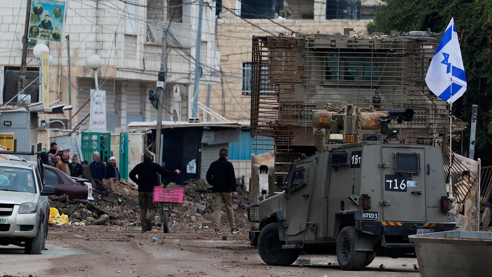 Un vehículo militar israelí opera en un puesto de control durante una incursión israelí en Jenín, Cisjordania