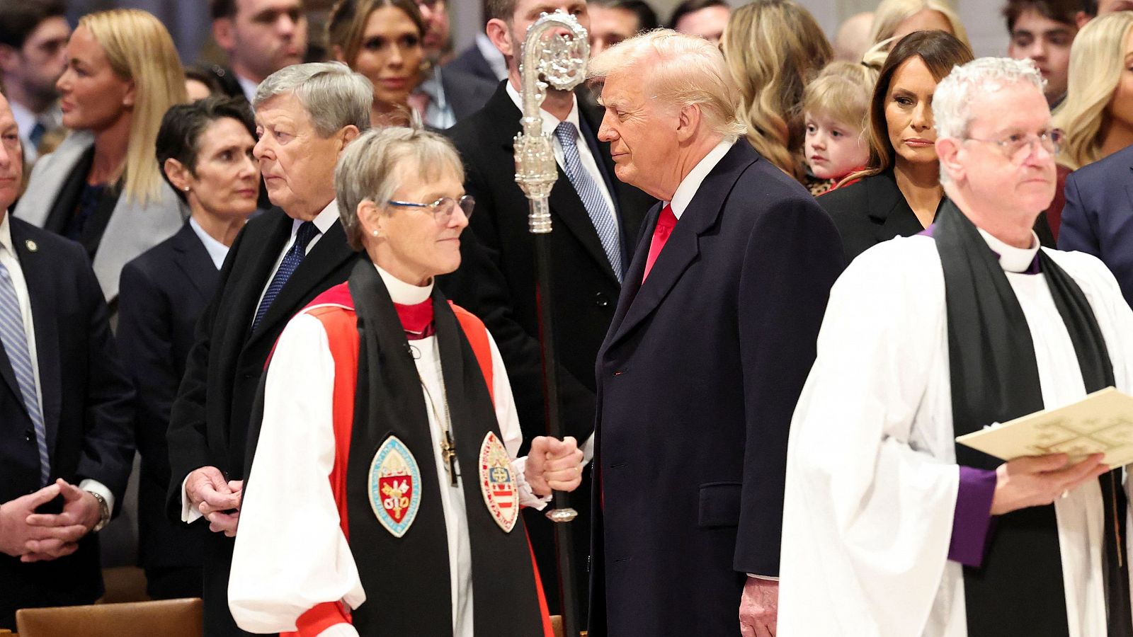 El presidente de Estados Unidos, Donald Trump, junto a la obispa Mariann Edgar Budde en la Catedral Nacional de Washington