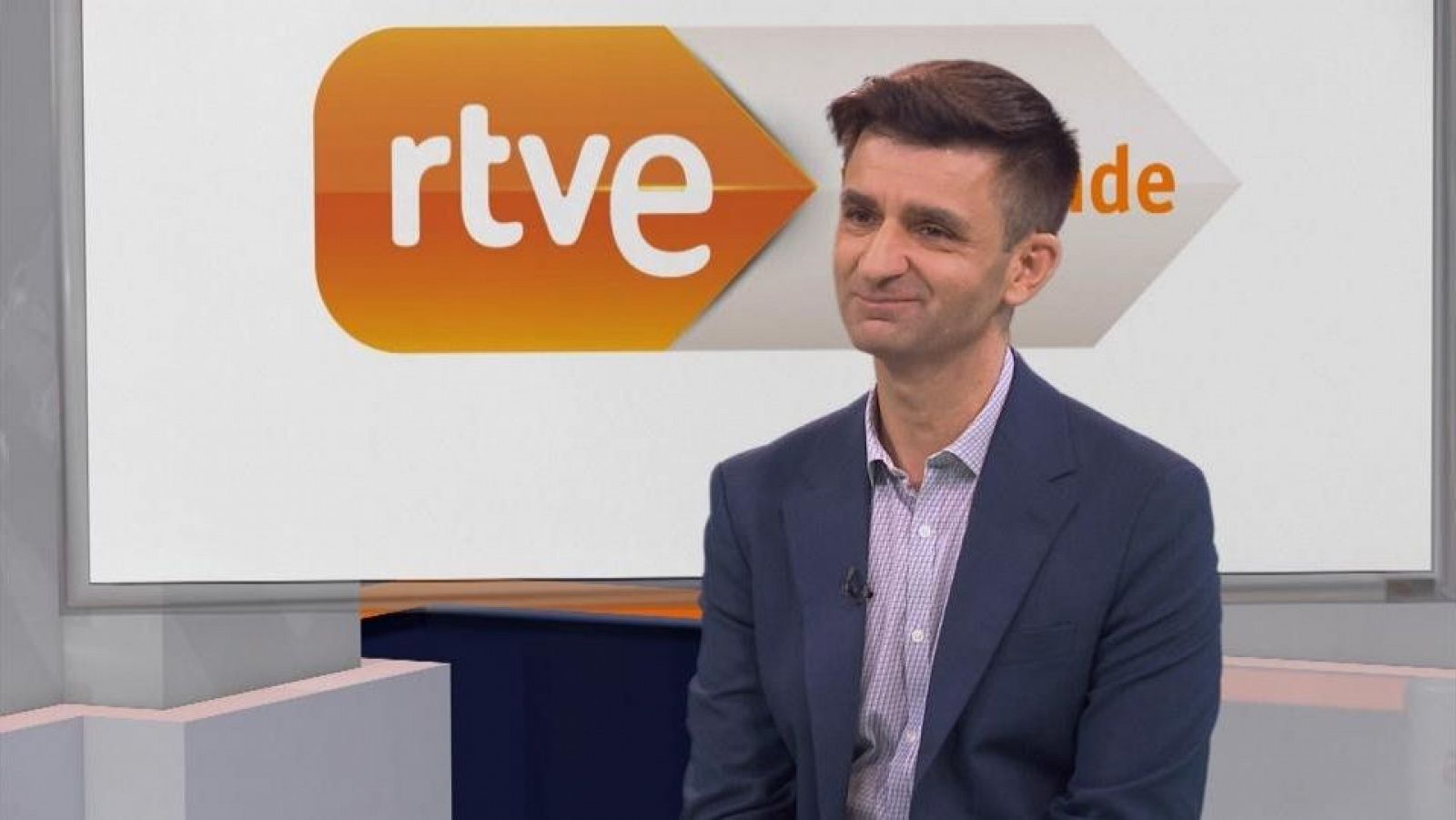 José Pablo López Sánchez, en un plató de televisión, viste americana azul marino y camisa a cuadros. Fondo con logo RTVE.