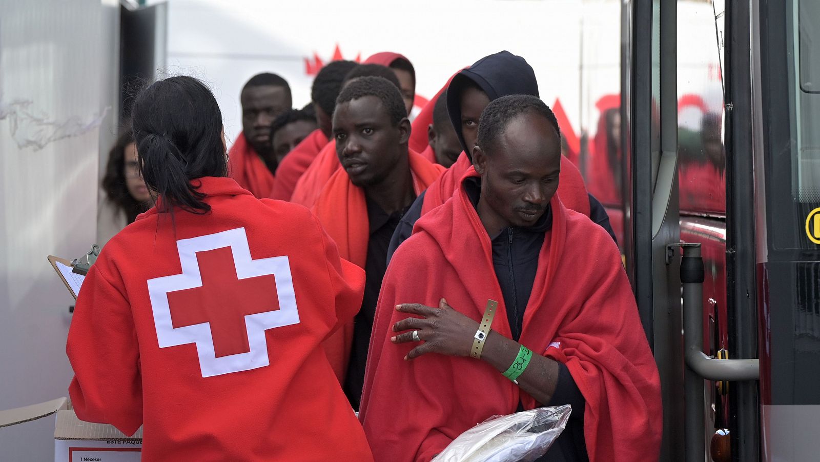 Más de 800 personas han sido rescatadas en las últimas horas a bordo de 12 cayucos