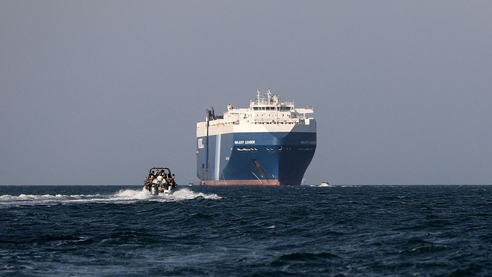 El carguero Galaxy Leader, capturado por los hutíes de Yemen frente a la costa de Al Salif, en Yemen