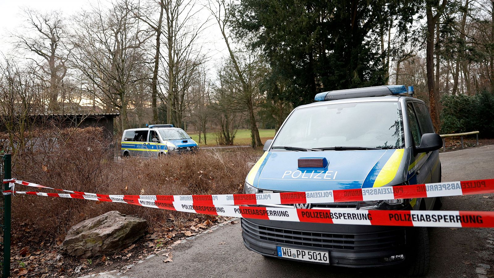 La policía alemana en un parque de Aschaffenburg, donde murieron dos personas en un ataque con cuchillo, una de ellas un niño