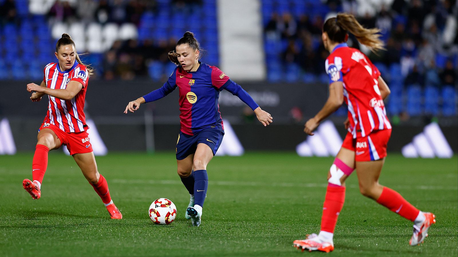 Claudia Pina durante el FC Barcelona - Atlético de Madrid 