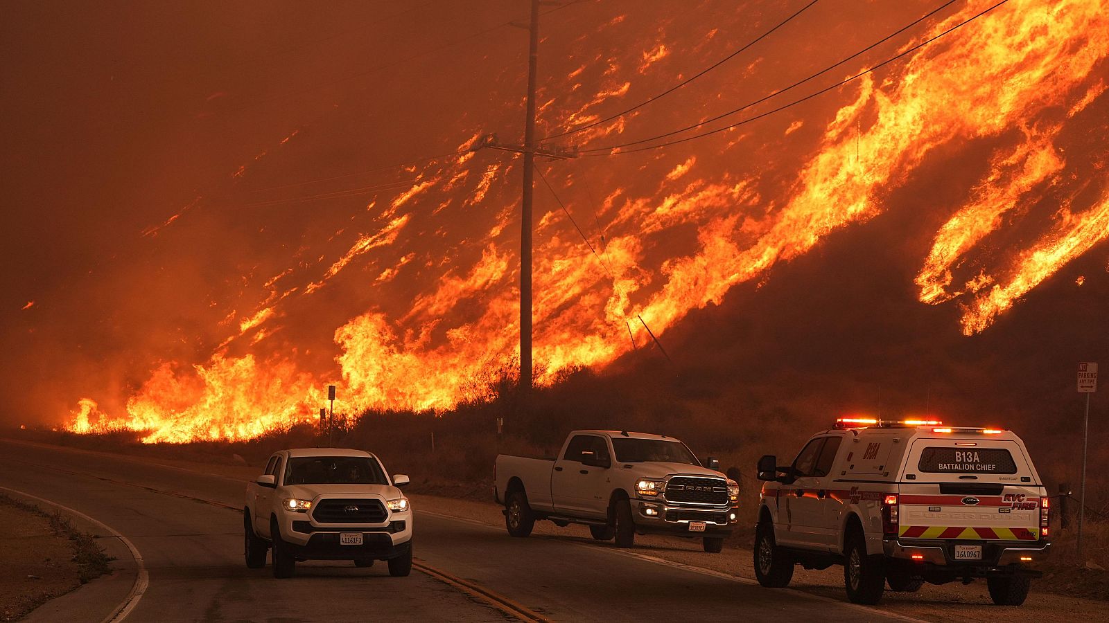 Los bomberos vigilan las llamas provocadas por el incendio Hughe en California