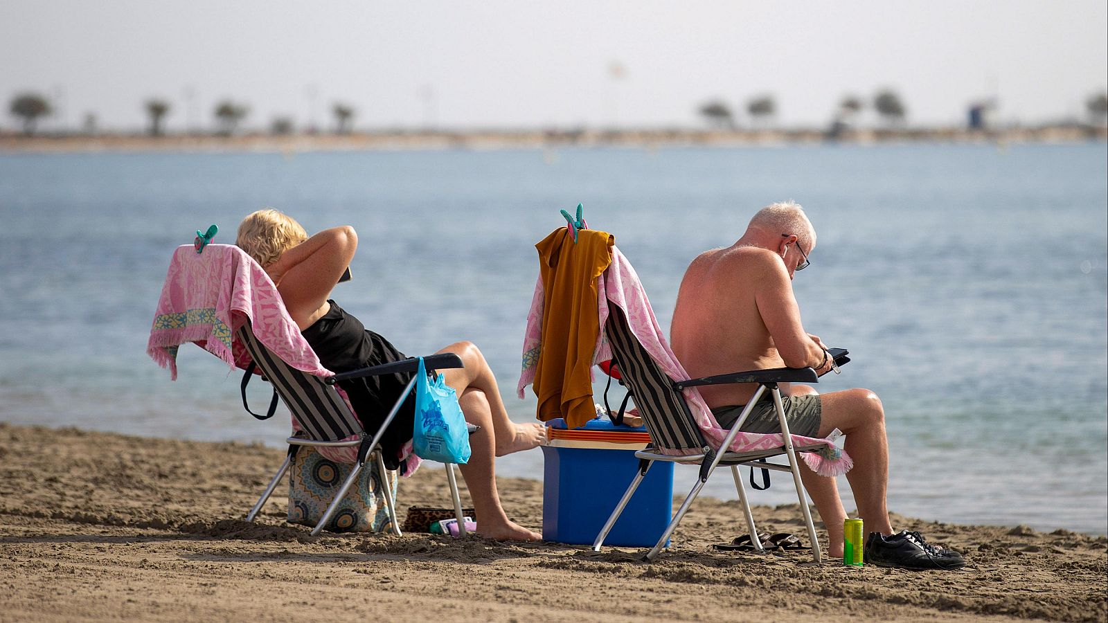 Una pareja toma el sol en Murcia el pasado noviembre