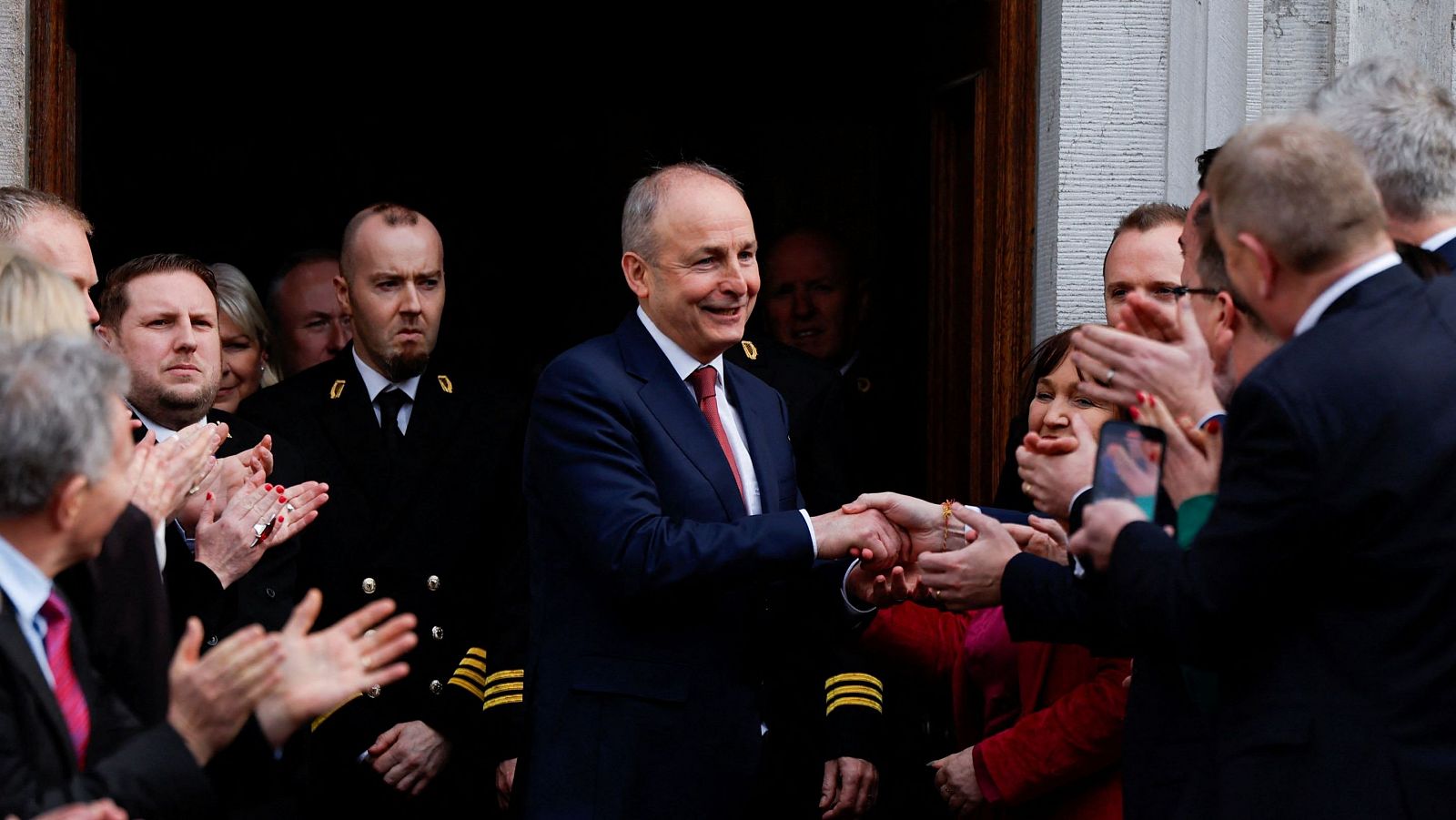 Micheál Martin a su salida del parlamento tras ser elegido primer ministro de Irlanda